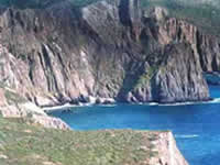 Capo sandalo scogliera alta rocciosa nella zona est dell'isola